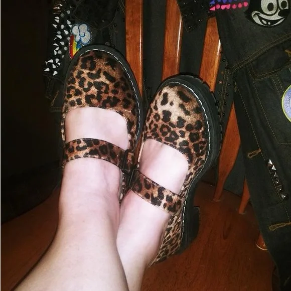 MAKE AN OFFER - TORRID Leopard Print Velvet Mary Jane Shoes RARE - Picture 2 of 7
